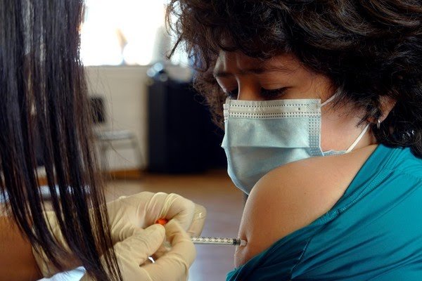 Adolescente recebe a primeira dose da vacina Pfizer contra a Covid-19 em uma escola particular em Quito, capital do Equador, em 13 de setembro de 2021 — Foto: Rodrigo Buendia/AFP