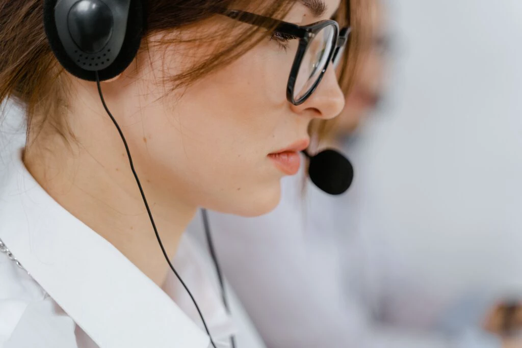 Telemarketing tem obrigação de se identificar. ( Foto: Pexels/MART PRODUCTION)