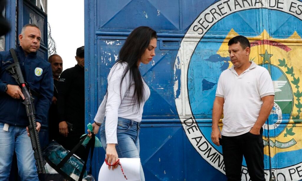 Monique Medeiros, ré pelo homicídio do filho Henry Borel, deixa a prisão no Instituto Penal Santo Expedito, em Bangu.