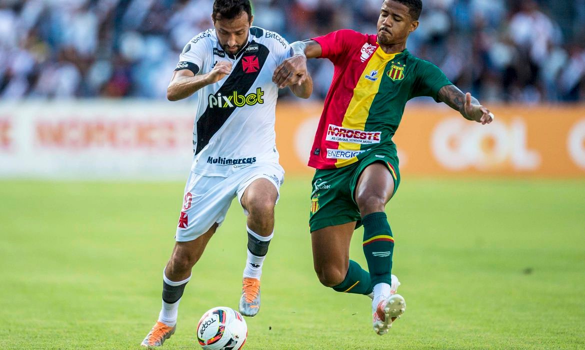 Nene em lance da partida entre o Club de Regatas Vasco da Gama e o Sampaio Correia no estadio Castelao em Sao Luis do Maranhão em 16 de julho de 2022 pelo Campeonato Brasileiro B. Foto: Daniel RAMALHO/CRVG