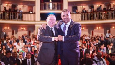 Vereador Paulo Victor no ato de posse ao lado do governador Brandão
