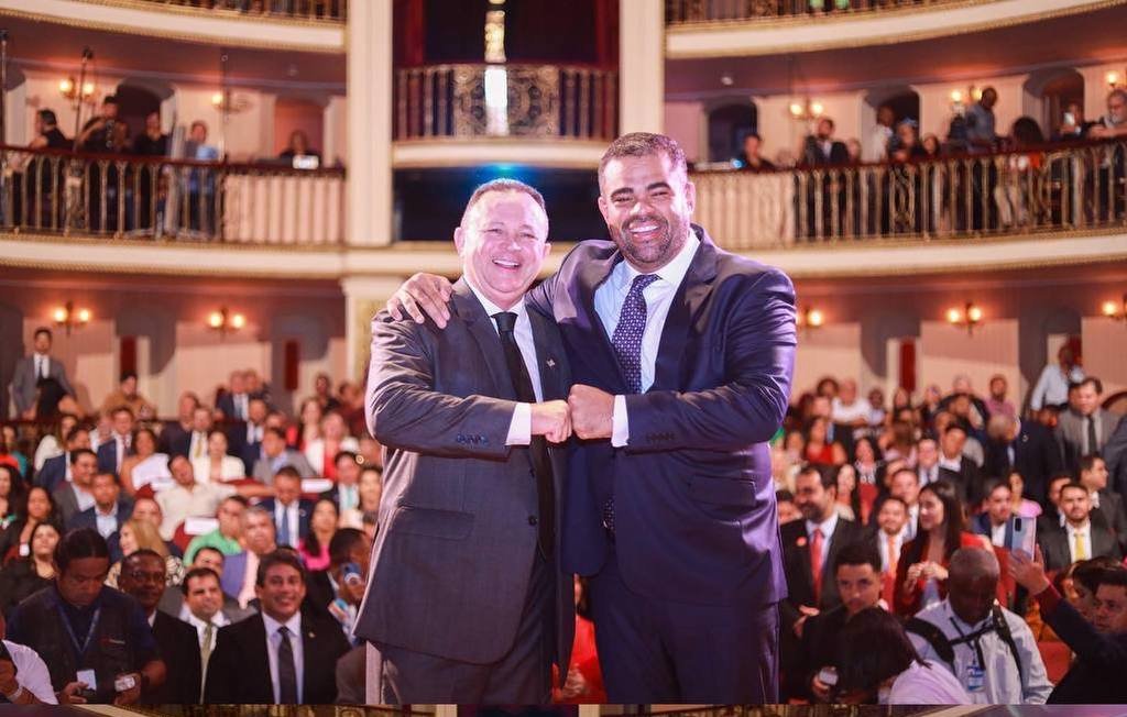 Vereador Paulo Victor no ato de posse ao lado do governador Brandão