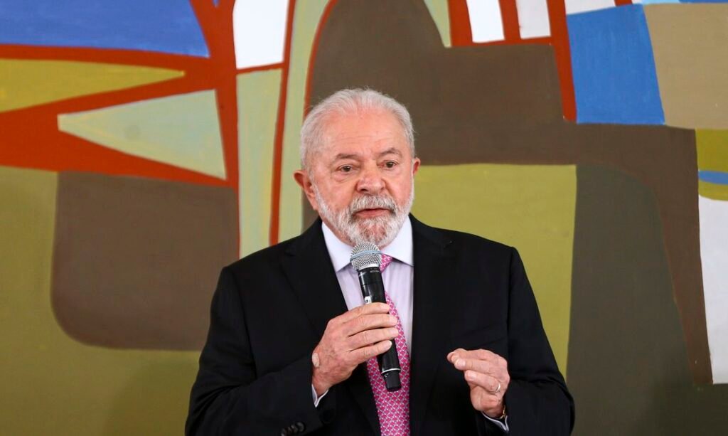 Os ministros da Ciência e Tecnologia, Luciana Santos, da Casa Civil, Rui Costa, da Educação, Camilo Santana, da Secretaria-Geral, Márcio Macêdo, e o presidente Luiz Inácio Lula da Silva, durante reunião com reitores das universidades federais e institutos federais de ensino, no Palácio do Planalto.