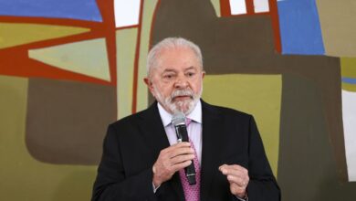 Os ministros da Ciência e Tecnologia, Luciana Santos, da Casa Civil, Rui Costa, da Educação, Camilo Santana, da Secretaria-Geral, Márcio Macêdo, e o presidente Luiz Inácio Lula da Silva, durante reunião com reitores das universidades federais e institutos federais de ensino, no Palácio do Planalto.
