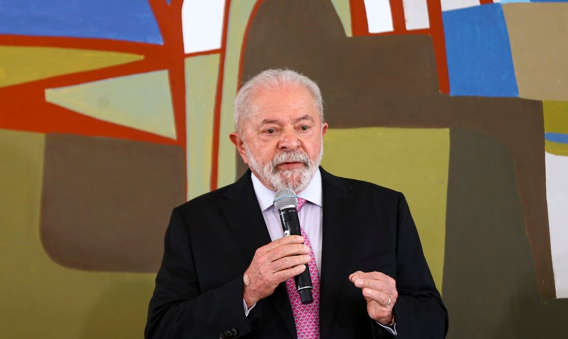 Os ministros da Ciência e Tecnologia, Luciana Santos, da Casa Civil, Rui Costa, da Educação, Camilo Santana, da Secretaria-Geral, Márcio Macêdo, e o presidente Luiz Inácio Lula da Silva, durante reunião com reitores das universidades federais e institutos federais de ensino, no Palácio do Planalto.