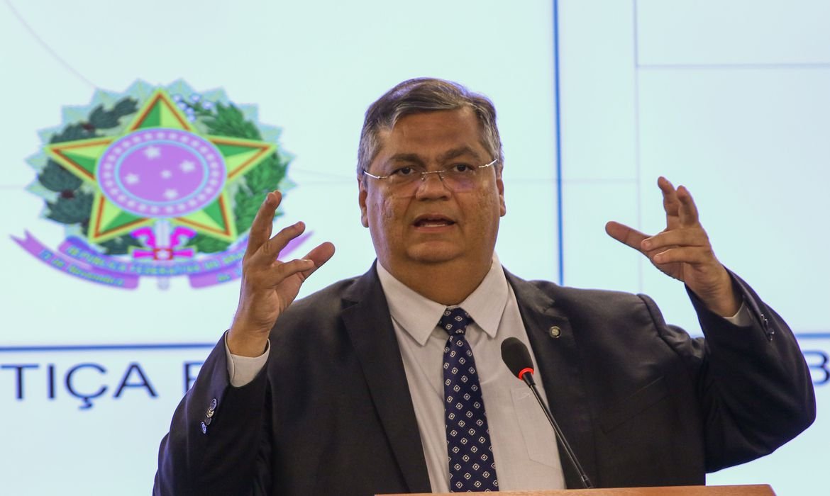 O ministro da Justiça, Flávio Dino, acompanhando do diretor-geral da Polícia Federal, Andrei Rodrigues, durante coletiva