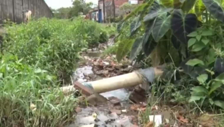 Esgoto a céu aberto na Vila Embratel II